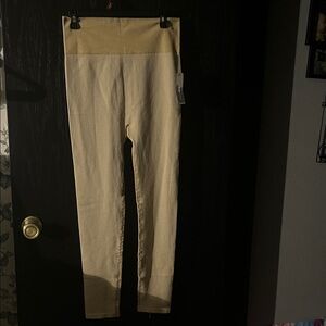 😻PLUS SIZE BEAUTY Women's tan and white High-Waisted Leggings from Tarari Sport